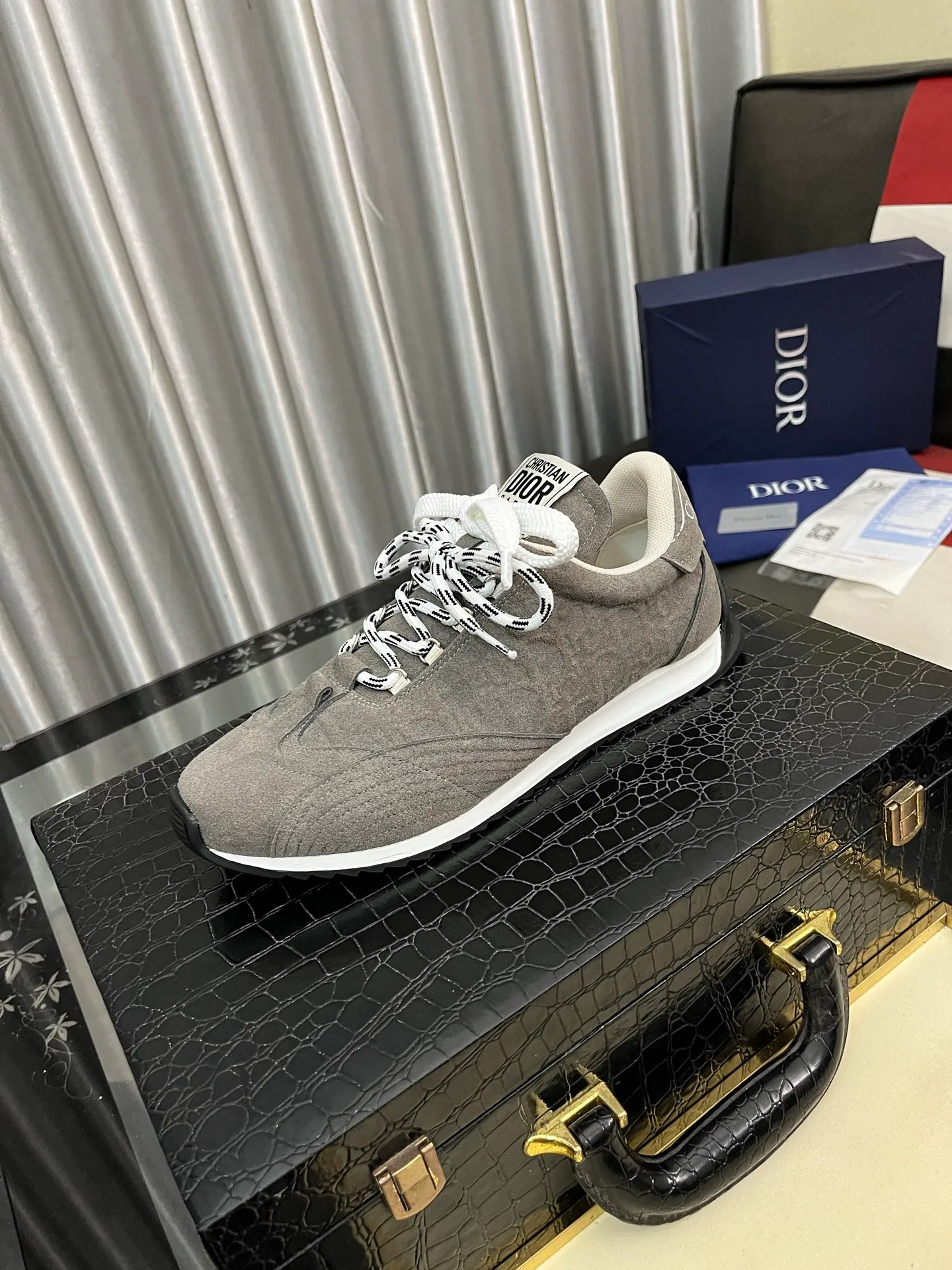 Men's shoes 💰500⌚️⌚️Dior original quality.~ Unique modern style sneakers. 🏃A must-have casual shoe for trendy men😍😍 Original brand imported from Italy, imported original leather, sheep lining (refuses to discolor and grind feet) Sole: Original sole provided by the original factory, French lazy style design ⚠️Fit to the feet, original quality, super comfortable original sole. Just like shooting the real thing 🎬The real thing is better Code number: 38-446️⃣Colors available